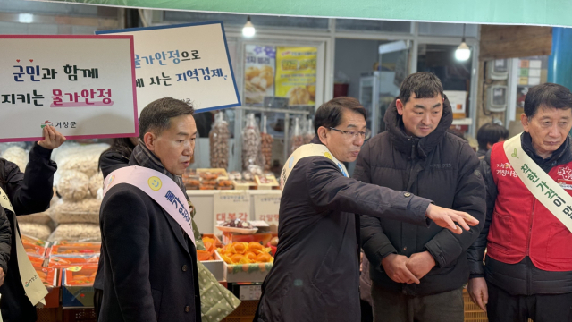 경남도가 오는 11일부터 27일까지 추석물가안정 특별대책기간으로 삼고 물가관리에 나선다. 사진은 전통시장 물가를 점검 중인 공무원. 경남도 제공