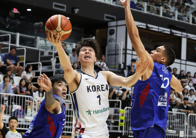 지난 6일 남자농구 국가대표 평가전인 필리핀전에서 슛을 하고 있는 이현중. 연합뉴스