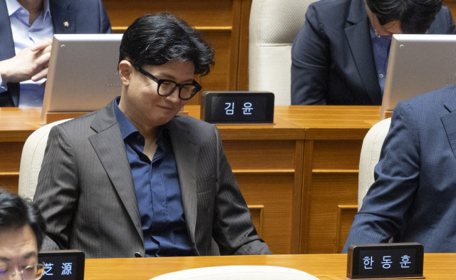 무소속 한동훈 의원이 7일 국회에서 열린 제439회 국회 정기회 3차 본회의에서 더불어민주당 김민석 대표가 교섭단체 대표 연설 도중 검찰 개혁과 형사소송법 개정에 대해 언급하자 미소짓고 있다. 연합뉴스