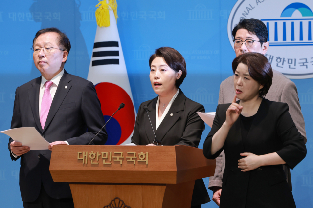 국민의힘 서지영(왼쪽 두번째)·조승환(왼쪽)·주진우 의원이 7일 국회 소통관에서 전재수 부산시장이 6·3 지방선거에서 사직야구장 재건축 예산, 돔 야구장 건설과 관련해 허위사실을 발언했다며 국민의힘 부산시당이 허위사실 공표 혐의로 전 시장을 경찰과 선거관리위원회에 고발했다고 밝히고 있다. 연합뉴스