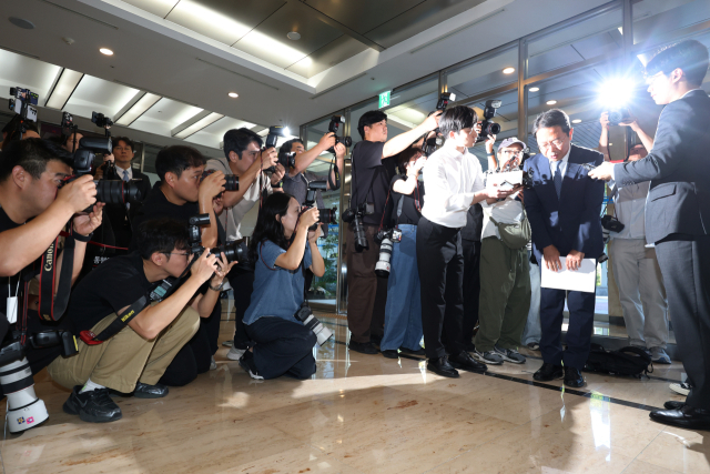 김승원 법무부 장관 후보자가 7일 서울 종로구 적선현대빌딩에 마련된 인사청문회 준비 사무실로 출근, 취재진의 질문에 답한 뒤 인사하고 있다. 연합뉴스