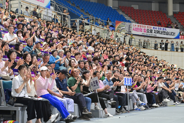 지난달 26일 경남 진주시 초전실내체육관에서 열린 ‘경남진주혁신도시 완성 시민결의대회’ 모습. 당시 참석자 2000여 명은 LH 분할 이전 반대와 본사 진주 존치 등을 주장하며 결의를 다졌다. 김현우 기자