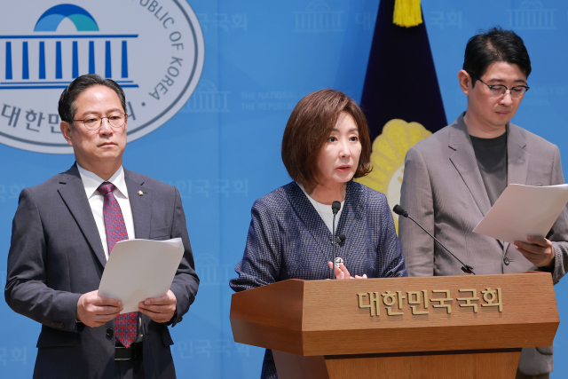 국민의힘 나경원(가운데)·박수영(왼쪽)·주진우 의원이 7일 국회 소통관에서 김승원 법무부 장관 후보자의 코로나19 치료제 임상시험 승인 관련 청탁 의혹, 더불어민주당 김민석 대표의 교섭단체 대표 연설과 관련해 기자회견하고 있다. 연합뉴스