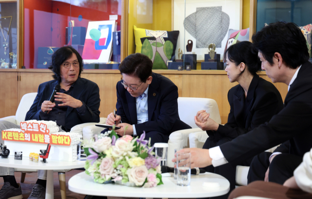 이재명 대통령이 7일(현지시간) 프랑스 남부 생폴드방스 마그 재단에서 국제 영화·영상 정상회의 '뤼미에르 서밋' 개막식 후 열린 영화인과의 대화에서 이창동 감독의 정책 제안을 메모하고 있다. 이번 행사는 서밋에 초청받은 한국 감독 및 배우들과의 간담회로 이창동·정주리 감독, 배우 설경구·전도연·김도연 씨, 김민영 넷플릭스 아시아태평양 지역 콘텐츠 총괄 부사장 등이 참석했다. 연합뉴스