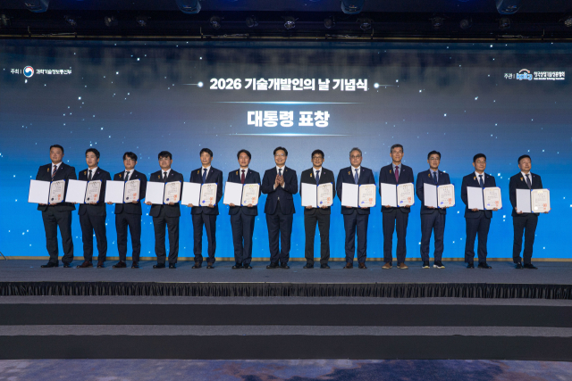 금호석유화학 김재윤 수석연구원(좌측에서 다섯번째)이 7일 서울 여의도에서 열린 '제1회 기술개발인의 날' 행사에서 기념사진을 촬영하고 있다.금호석유화학 제공
