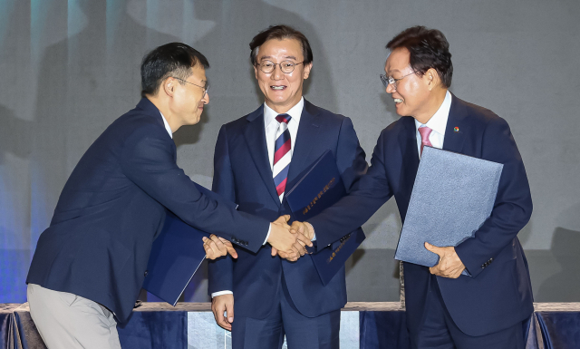 제4회 부울경 정책협의회가 8일 부산 해운대구 웨스틴조선 그랜드볼룸에서 열렸다. 김상욱 울산시장, 전재수 부산시장, 박완수 경남도지사가 부울경 초광역 협력 공동선언문에 서명하고 악수를 나누고 있다. 김종진 기자 kjj1761@