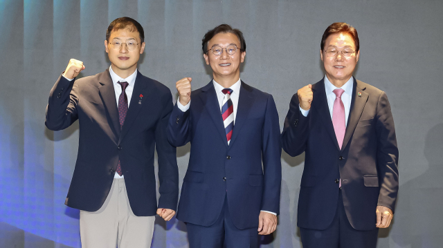 제4회 부울경 정책협의회가 8일 부산 해운대구 웨스틴조선 그랜드볼룸에서 열렸다. 왼쪽부터 김상욱 울산시장, 전재수 부산시장, 박완수 경남도지사가 부울경 초광역 협력 공동선언문을 발표하고 기념촬영하고 있다. 김종진 기자 kjj1761@