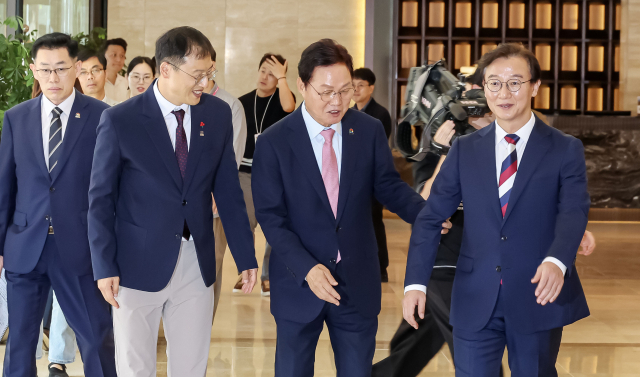 제4회 부울경 정책협의회가 8일 부산 해운대구 웨스틴조선 그랜드볼룸에서 열렸다. 김상욱 울산시장, 박완수 경남도지사, 전재수 부산시장이 입장하고 있다. 김종진 기자 kjj1761@