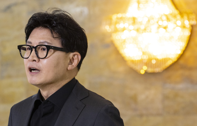 무소속 한동훈 의원이 8일 국회 본회의를 향하다 취재진과 만나 김승원 법무부 장관 후보자의 '신약 청탁 의혹'과 관련한 입장을 밝히고 있다. 연합뉴스