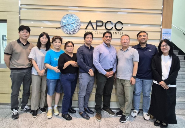 아시아·태평양경제협력체 기후센터(아태기후센터·APCC)는 7월 1일부터 8월 29일까지 60일간 부산 해운대 센텀 청사에서 페루 기상청 핵심 실무진 3명을 대상으로 젊은 과학자 지원 사업 장기 연수 프로그램'을 마쳤다. 사진은 기념촬영하는 모습. 아태기후센터 제공