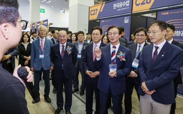 8일 부산 해운대구 벡스코 제2전시장에서 열린 ‘부울경 광역이음 일자리박람회’를 찾은 전재수 부산시장, 김상욱 울산시장, 박완수 경남도지사 등 내빈들이 채용부스를 둘러보고 있다. 김종진 기자 kjj1761@