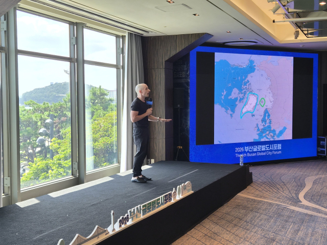 방송인 타일러 라쉬가 ‘2026 부산 글로벌도시포럼’ 개막식에서 ‘북극항로와 부산의 기회, 무엇을 설계해야 하는가’를 주제로 특별강연을 하고 있다. 부산시 제공