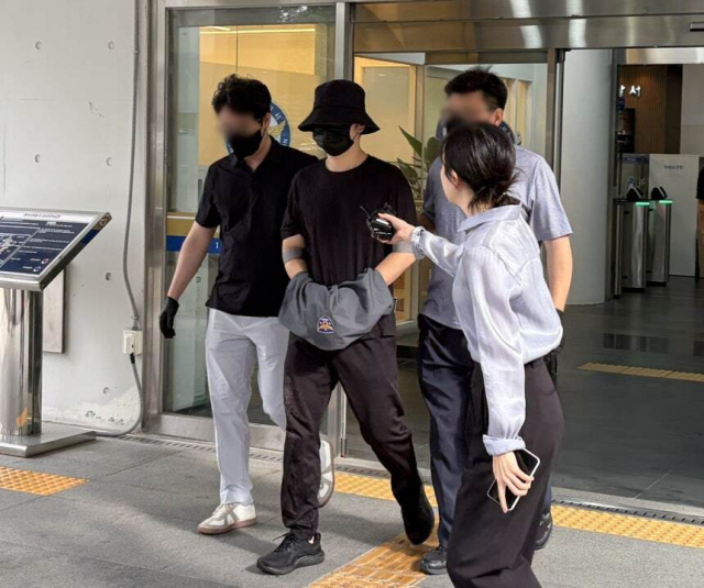 구속 송치되는 피의자. 연합뉴스 독자 제공. 연합뉴스