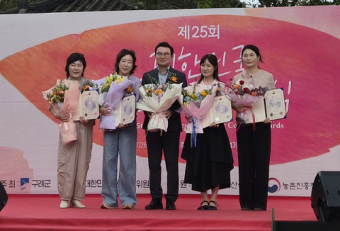 김시현 씨(왼쪽부터 네 번째) 수상 모습. 경남정보대 제공