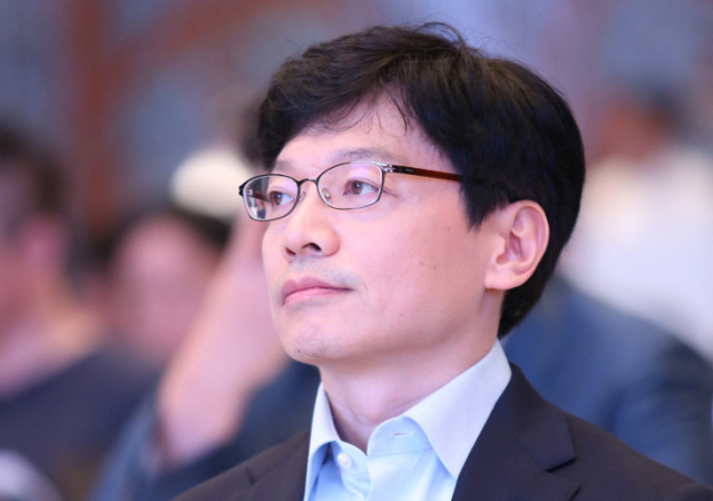 국내 게임사 스마일게이트 창업자인 권혁빈 최고비전제시책임자(CVO) 겸 희망스튜디오 이사장의 이혼이 성립한다는 판결이 나왔다. 재판부는 권 이사장이 배우자에게 스마일게이트 주식 35%를 포함해 총 2조5500억원 상당 재산을 분할할 것을 명했다. 이는 국내 이혼·재산분할 소송 재산분할금 역대 최고액을 경신하는 수준이다. 서울가정법원 가사합의3부는 9일 배우자 이 씨가 권 이사장을 상대로 낸 이혼 청구를 인용하며 