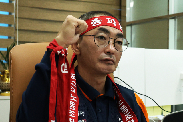 김성호 한국노총 금속노련 포스코노동조합 위원장이 9일 경북 포항에 있는 포스코노조 사무실에서 기자회견하고 있다. 포스코노조는 회사 측과 임금 협상에서 견해차를 좁히지 못하자 이날 오전부터 부분 파업에 들어갔다. 연합뉴스
