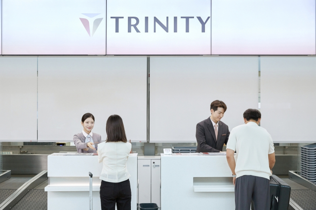 트리니티항공 직원들이 새로운 CI를 적용한 인천국제공항 탑승 수속 카운터에서 고객을 맞이하고 있다. 트리니티항공 제공.