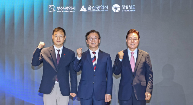 제4회 부울경 정책협의회가 8일 부산 해운대구 웨스틴조선 그랜드볼룸에서 열렸다. 김상욱 울산시장, 전재수 부산시장, 박완수 경남도지사가 부울경 초광역 협력 공동선언문을 발표하고 기념촬영하고 있다. 김종진 기자 kjj1761@