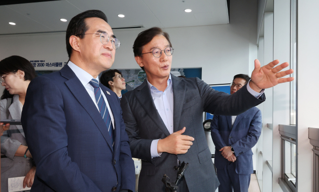10일 부산을 방문한 박홍근 기획예산처 장관이 부산항전시컨벤션센터에서 전재수 부산시장으로부터 북항 돔구장(복합형 돔 아레나)의 필요성에 대한 의견을 듣고 현장을 둘러보고 있다. 정종회 기자 jjh@