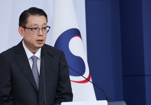 박두순 외교부 대변인이 10일 서울 종로구 정부서울청사 외교부에서 열린 정례브리핑에서 네팔 대홍수 피해현장 긴급구호대 2진 파견 등에 대해 설명하고 있다. 연합뉴스