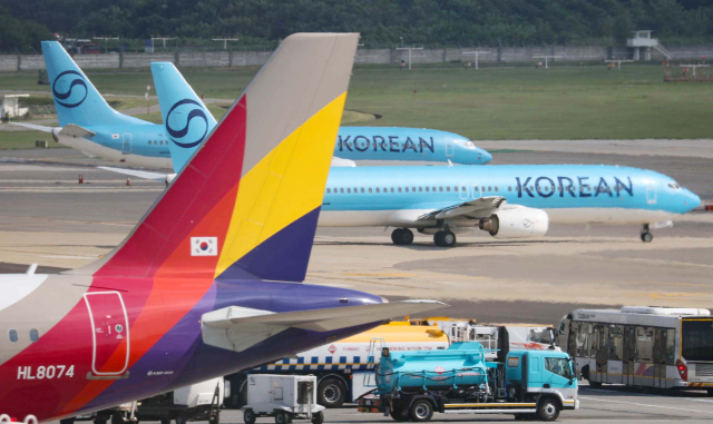 사진은 김포공항 계류장에서 이동하는 대한항공과 아시아나 항공기 모습. 연합뉴스