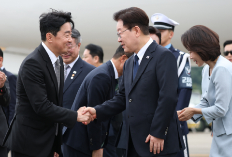 李 
