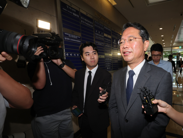 김승원 법무부 장관 후보자가 10일 서울 종로구 적선현대빌딩에 마련된 인사청문회 준비 사무실로 출근하고 있다. 연합뉴스
