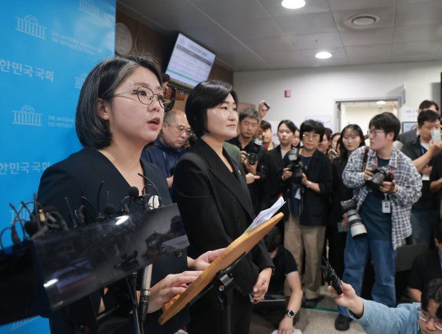 같은 날 용혜인 성평등가족부 장관 후보자가 국회에서 입장 발표 기자회견을 마친 후 취재진의 질문에 답하고 있다. 연합뉴스