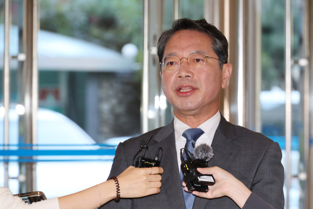 김승원 법무부 장관 후보자가 11일 서울 종로구 적선현대빌딩에 마련된 인사청문회 준비 사무실로 출근하며 취재진의 질문에 답하고 있다. 연합뉴스