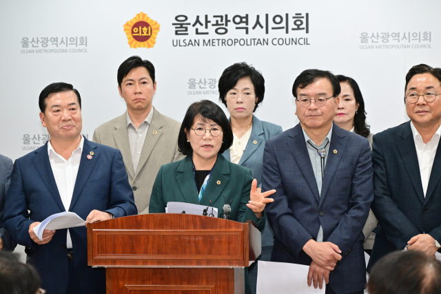 국민의힘 소속 울산시의원들은 11일 시의회 프레스센터에서 기자회견을 열고 “추경 과정에서 집행부가 의회의 절차와 권한을 외면한 것”이라고 질타했다. 울산시의회 제공