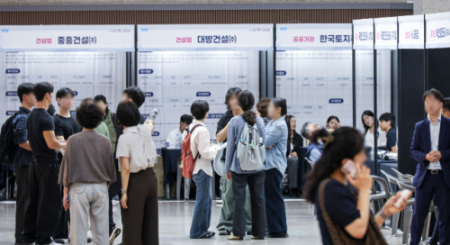 지난 9일 부산 연제구 부산시청 1층 로비에서 ‘2026 부산 건축취업박람회’가 열려 구직자들로 북적이고 있다. 이원준 기자 lwj@