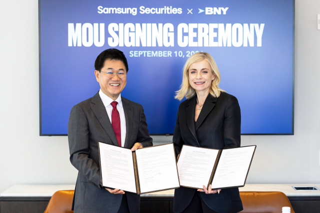 지난 10일 뉴욕의 BNY 본사에서 열린 업무협약 체결식에서 삼성증권 박종문 사장과 BNY 카팅카 월스트롬 최고 고객 책임자가 기념사진을 촬영하고 있다. 삼성증권 제공