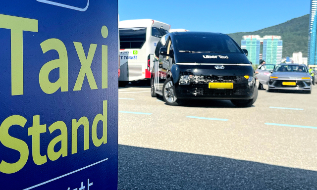 지난 10일 오전 7시 부산 동구 초량동 부산항 여객터미널 크루즈 부두에서 부산시, 부산동구청, 동부경찰서가 불법 영업행위 합동 단속을 벌이고 있다. 안다은 기자 iknow@