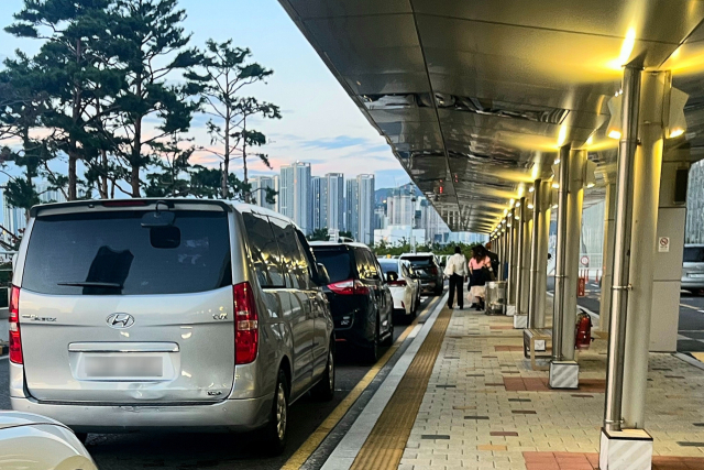 지난 11일 오후 6시 부산 동구 초량동 부산항 여객터미널 택시 승강장에 '콜뛰기' 차량이 정차해 있다. 안다은 기자 iknow@