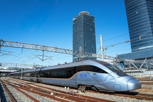 코레일 사옥 지나는 KTX-청룡. 한국철도공사(코레일) 제공