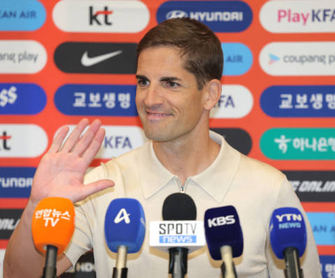 위기 빠진 한국 축구 구할 임시 감독 모레노 입국