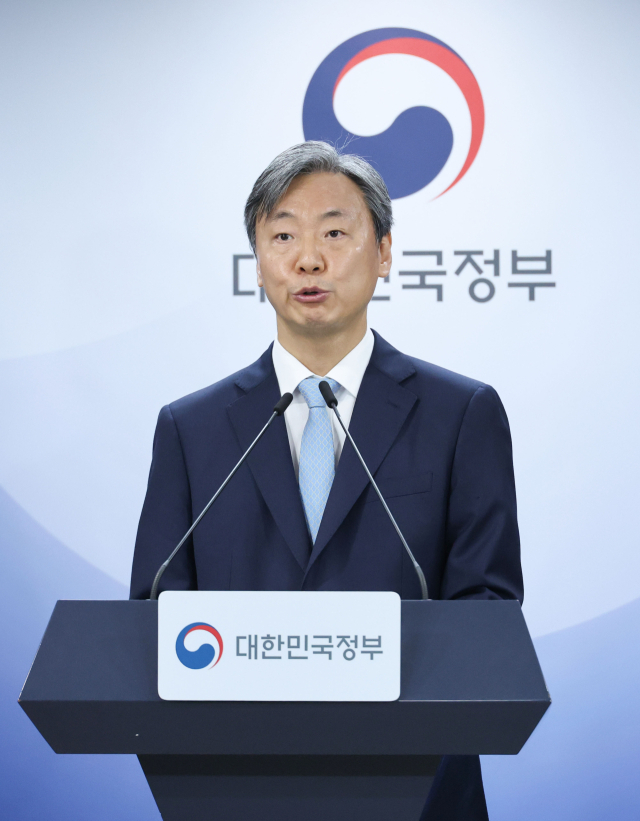강준하 법무부 국제법무국장이 13일 서울 종로구 정부서울청사에서 중국인 투자자의 한국 정부 상대 국제투자분쟁(ISDS) 소송에서 한국 정부가 승소했다고 설명하고 있다. 연합뉴스