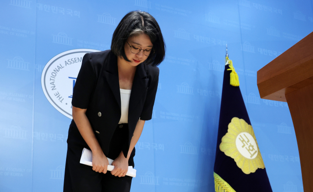 용혜인 성평등가족부 장관 후보자가 13일 국회 소통관에서 후보직 자진 사퇴 기자회견을 마친 뒤 고개 숙여 인사하고 있다. 연합뉴스
