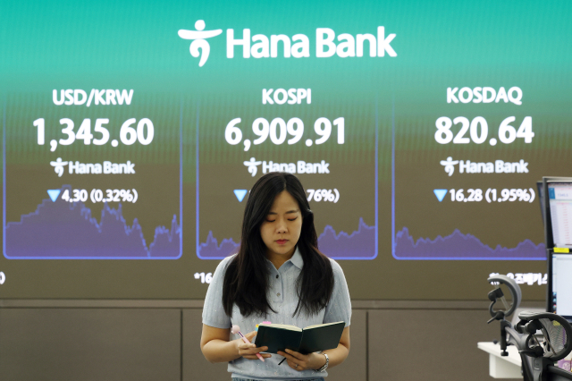 11일 서울 중구 하나은행 딜링룸 현황판에 코스피와 코스닥지수 등이 표시되고 있다. 연합뉴스