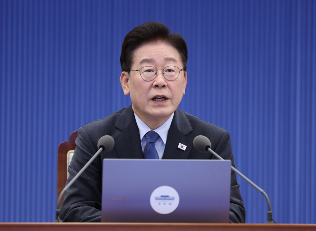 이재명 대통령이 11일 청와대에서 열린 수석보좌관회의에서 발언하고 있다. 연합뉴스