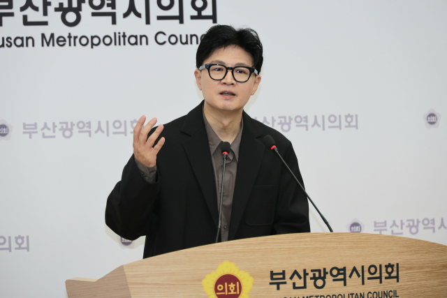 무소속 한동훈 의원이 14일 부산시의회 브리핑룸에서 기자회견을 열고 부산시 예산정책협의회 결과 등을 설명하고 있다. 이재찬 기자 chan@