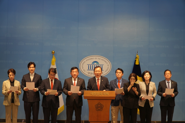 부산, 울산, 인천 지역 국민의힘 의원들이 14일 오전 국회에서 정부의 항만공사 통합 방침에 반발하는 기자회견을 열었다. 탁경륜 기자