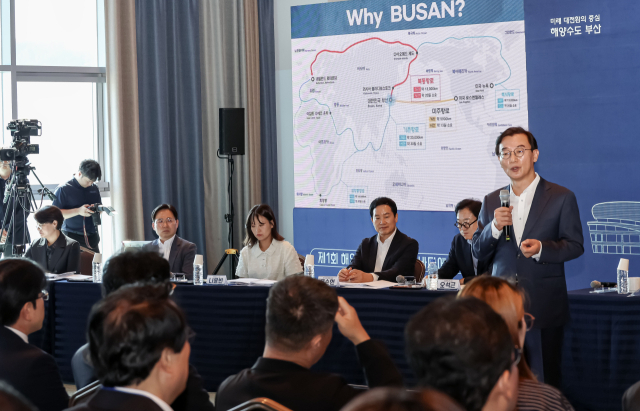 14일 오후 부산 동구 아스티호텔 부산 그랜드볼룸에서 제1회 부산 타운홀 미팅이 시민과 함께만드는 해양수도 부산을 주제로 열렸다. 전재수 부산시장이 미래비전을 제시하고 있다. 김종진 기자 kjj1761@