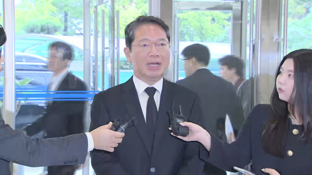 김승원 법무부 장관 후보자가 14일 서울 종로구 적선현대빌딩에 마련된 인사청문회 준비 사무실로 출근하고 있다. 연합뉴스