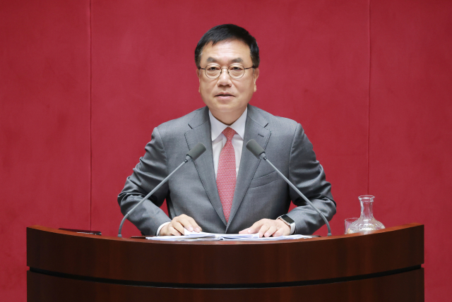 국민의힘 서범수 의원이 14일 국회에서 열린 정기국회 제8차 본회의 교육·사회·문화 분야 대정부질문에서 한성숙 국무총리에게 질문하기에 앞서 여는 말을 하고 있다. 연합뉴스