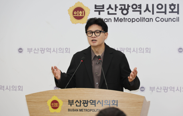 무소속 한동훈 의원이 14일 부산시의회 브리핑룸에서 시 예산정책협의회 결과와 김승원 후보자 관련 의혹 등을 설명하고 있다. 이재찬 기자 chan@