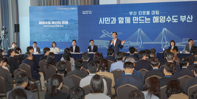‘시민과 함께 만드는 해양수도 부산’을 주제로 한 제1회 부산 타운홀 미팅이 14일 오후 부산 동구 아스티호텔에서 열렸다. 전재수 부산시장이 미래비전을 발표하고 있다. 김종진 기자 kjj1761@