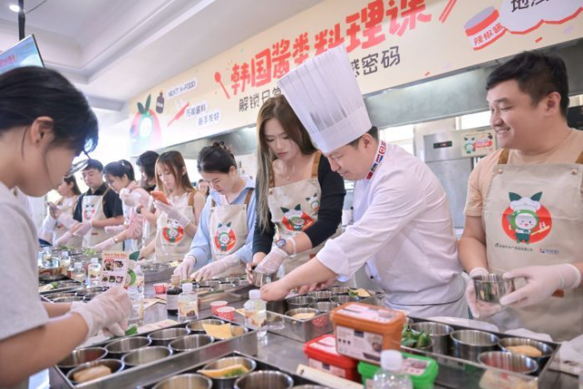 한국농수산식품유통공사가 주최한 해외박람회에서 한국기업들이 K-푸드를 선보이고 있다. 부산일보 DB