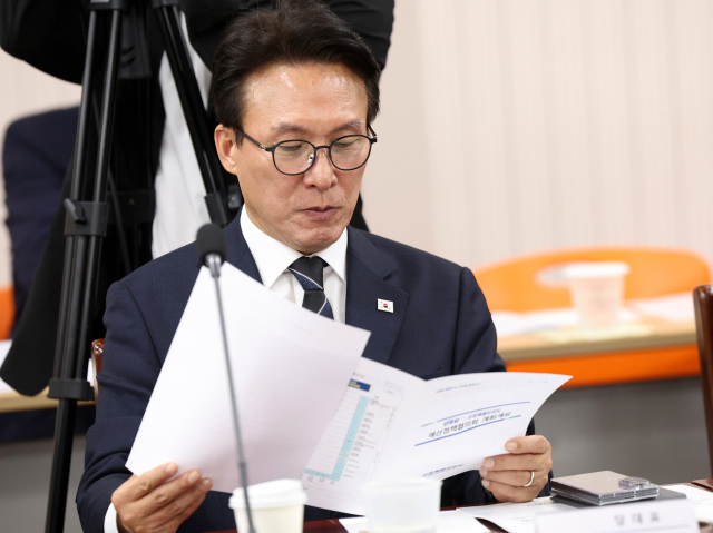 더불어민주당 김민석 대표가 14일 강원 춘천시 강원특별자치도청에서 열린 더불어민주당·강원도 2026년 예산정책협의회에서 회의 자료를 살펴보고 있다. 연합뉴스