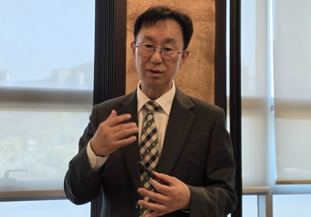 출입기자들과 간담회를 갖고 있는 임재만 국토연구원 원장. 부산일보 DB
